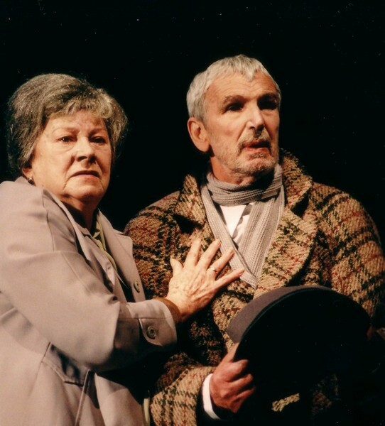 Владимир Бондарук в роли Джорджа Купера в спектакле «А дальше тишина».