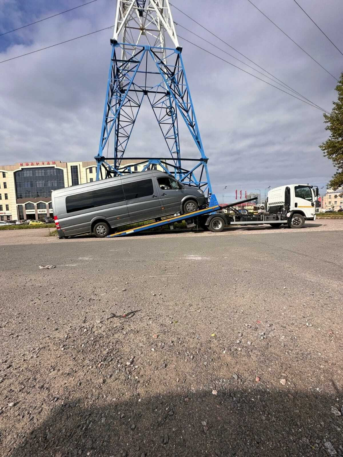 Mercedes-Benz Sprinter при погрузке на эвакуатор