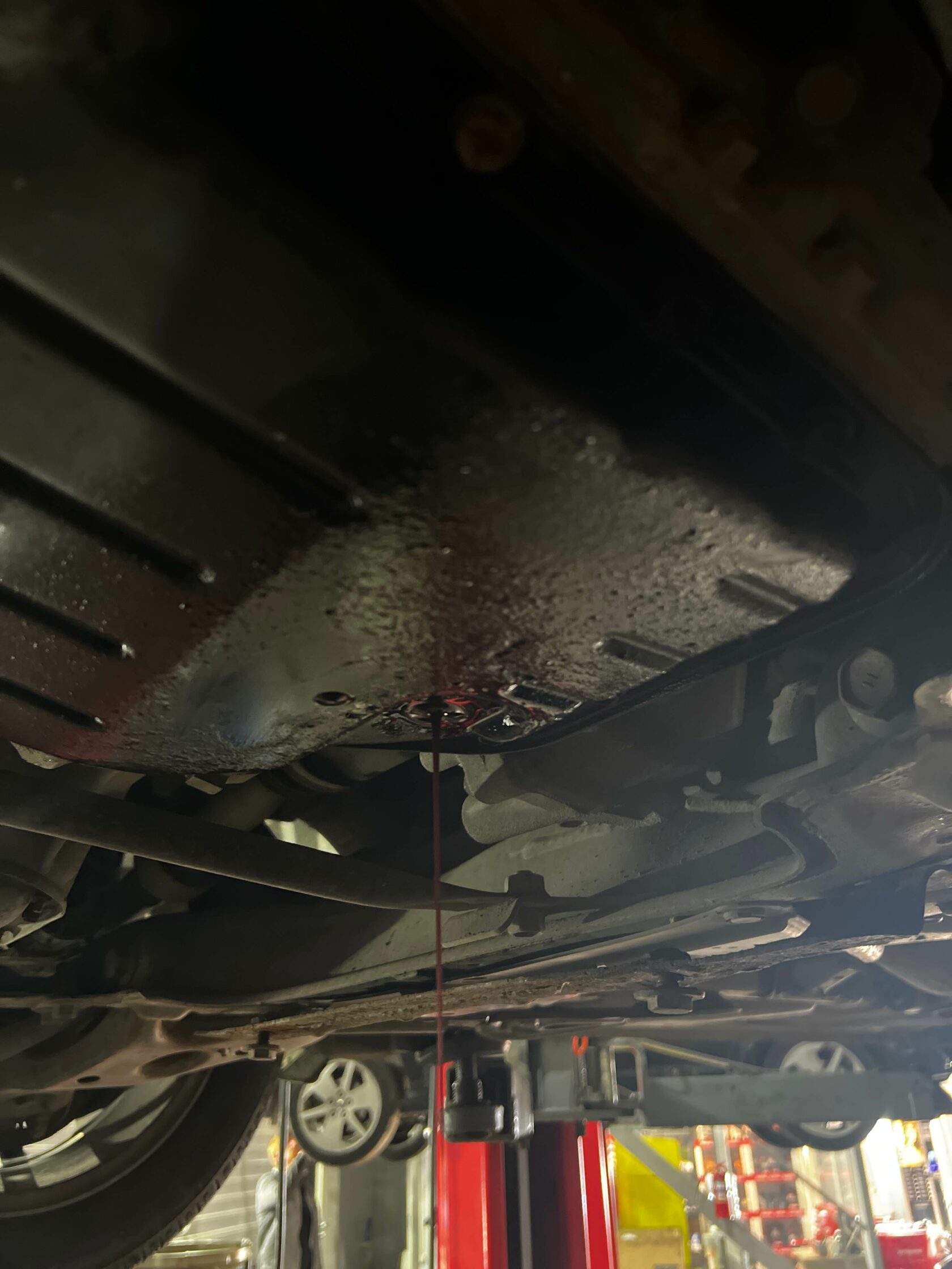 Слив старого масла через пробку АКПП