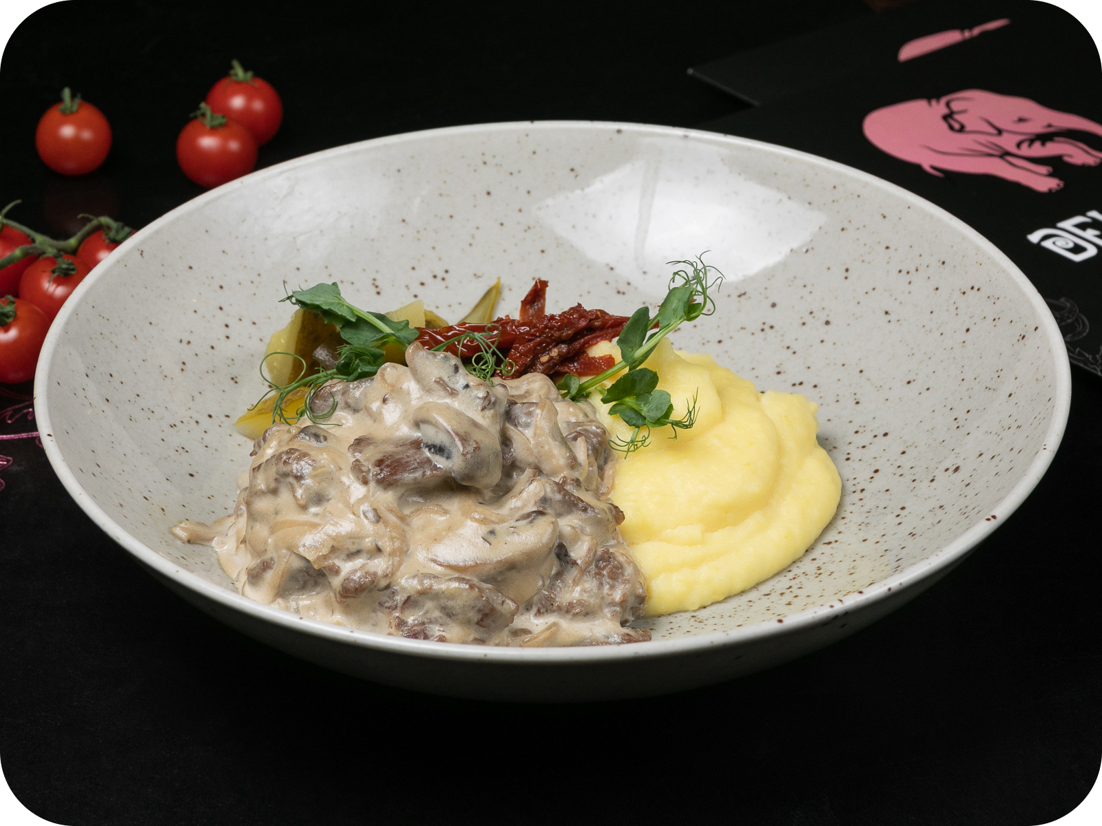 Бефстроганов с картофельным пюре. Бефстроганов с пюре. Бефстроганов из говядины с картофельным пюре. Бефстроганов с картофельным. Бефстроганов из говядины с картофельным пюре.