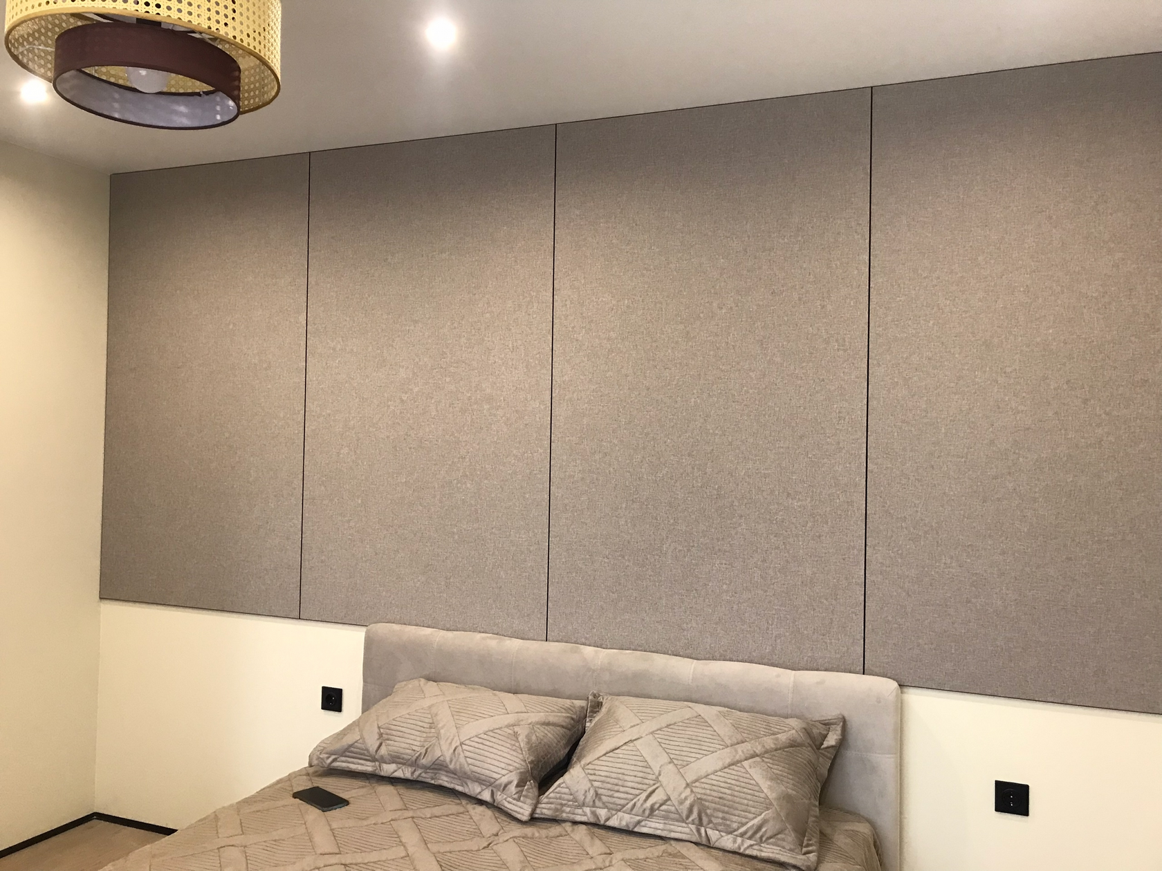 Финишная отделка стен тканевыми обоями в Екатеринбурге