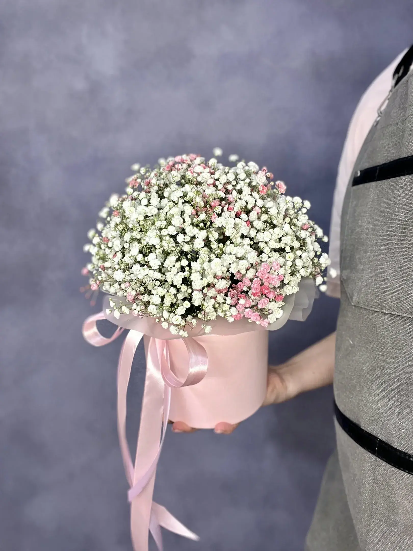 Композиция из гипсофилы «Клубничный пломбир» buketnaya54.ru 