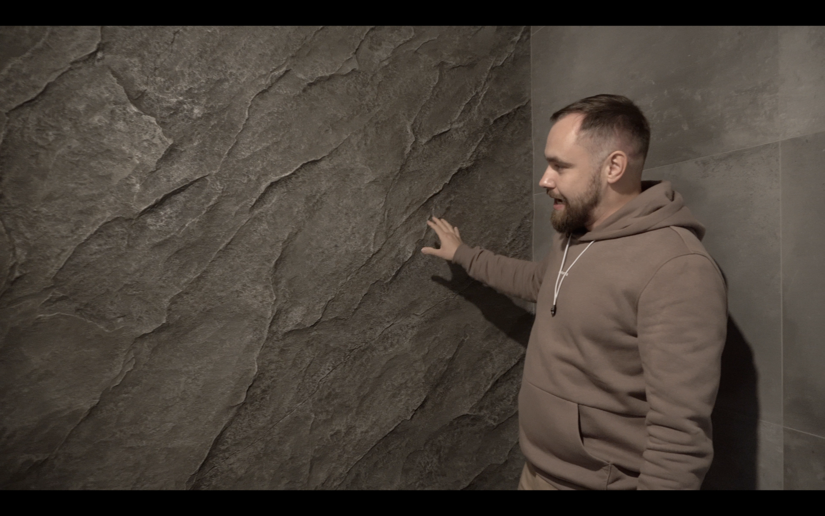 Искусственная скала из арт бетона в душевой от студии ART BERENDEEVO