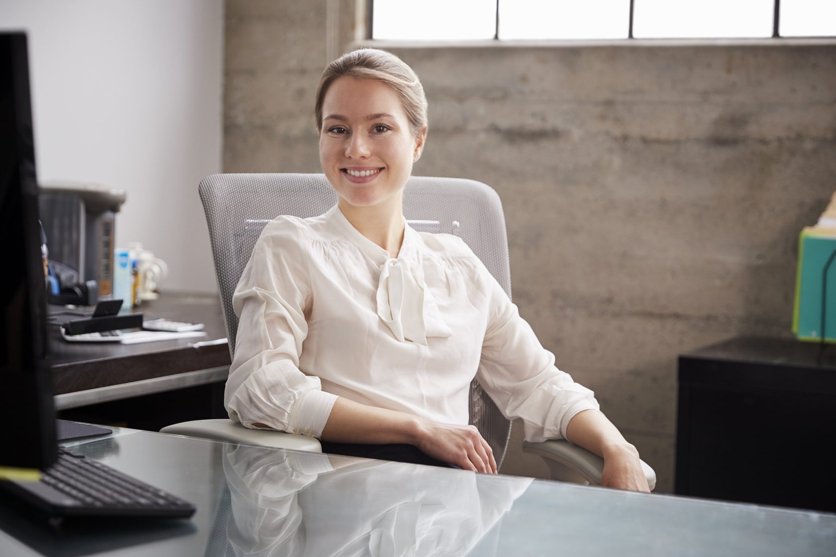 Администратор пространства. Администратор блондинка. Emma model Office worker. European Business woman sitting at Desk free pic.