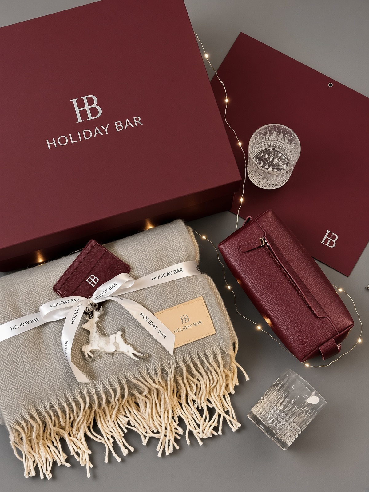 Фирменный набор Holiday Bar: плед, кожаные аксессуары и бордовая упаковка