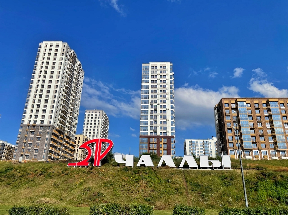 Вывеска школы Скайпрог на первой офисной линии в 37 комплексе, проспект Дружбы народов