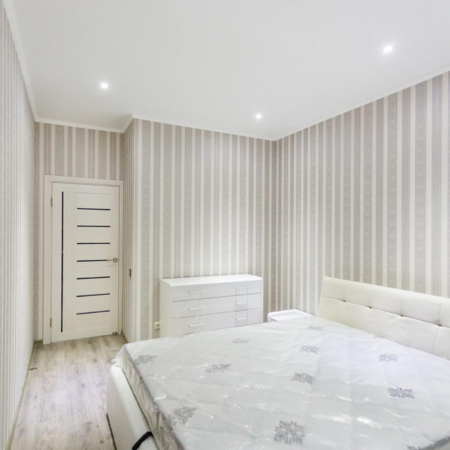 Матовый потолок в гостиной