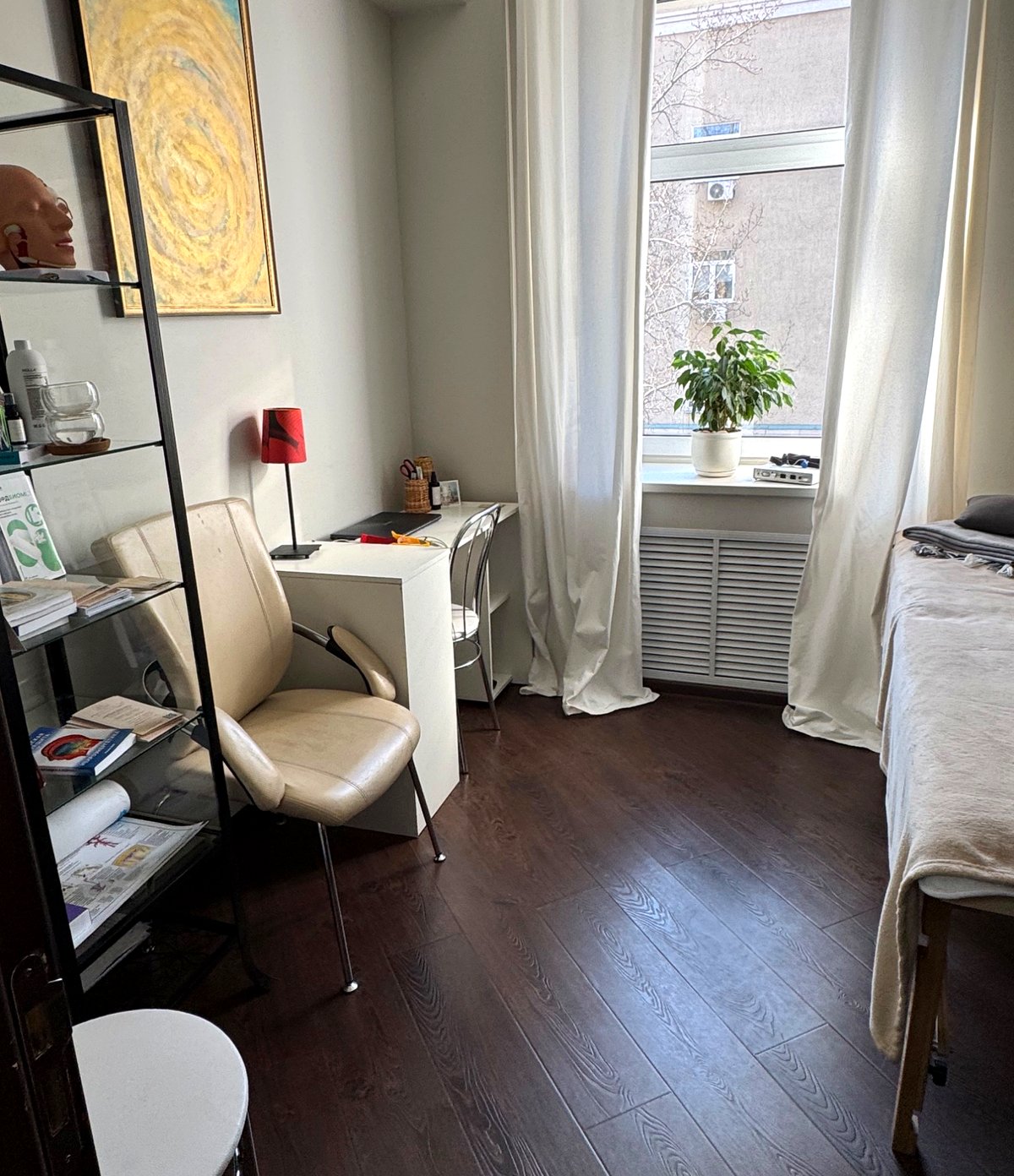 Кабинет Антистресс Лаб — уютное пространство с кушеткой и рабочим местом