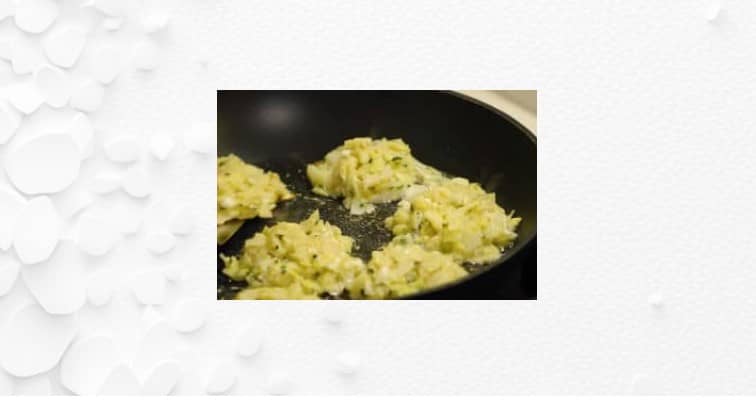 Приготовление капустных котлет с манкой и яйцом на сковороде: шаг 6