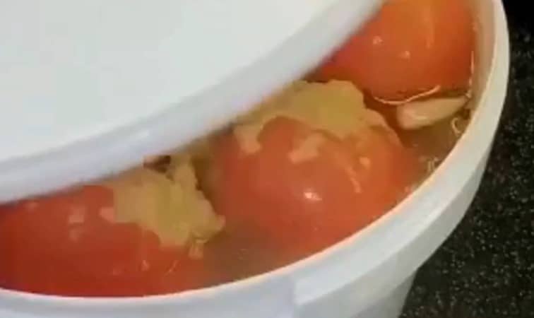 Приготовление квашеных помидоров холодным способом в ведре: шаг 4