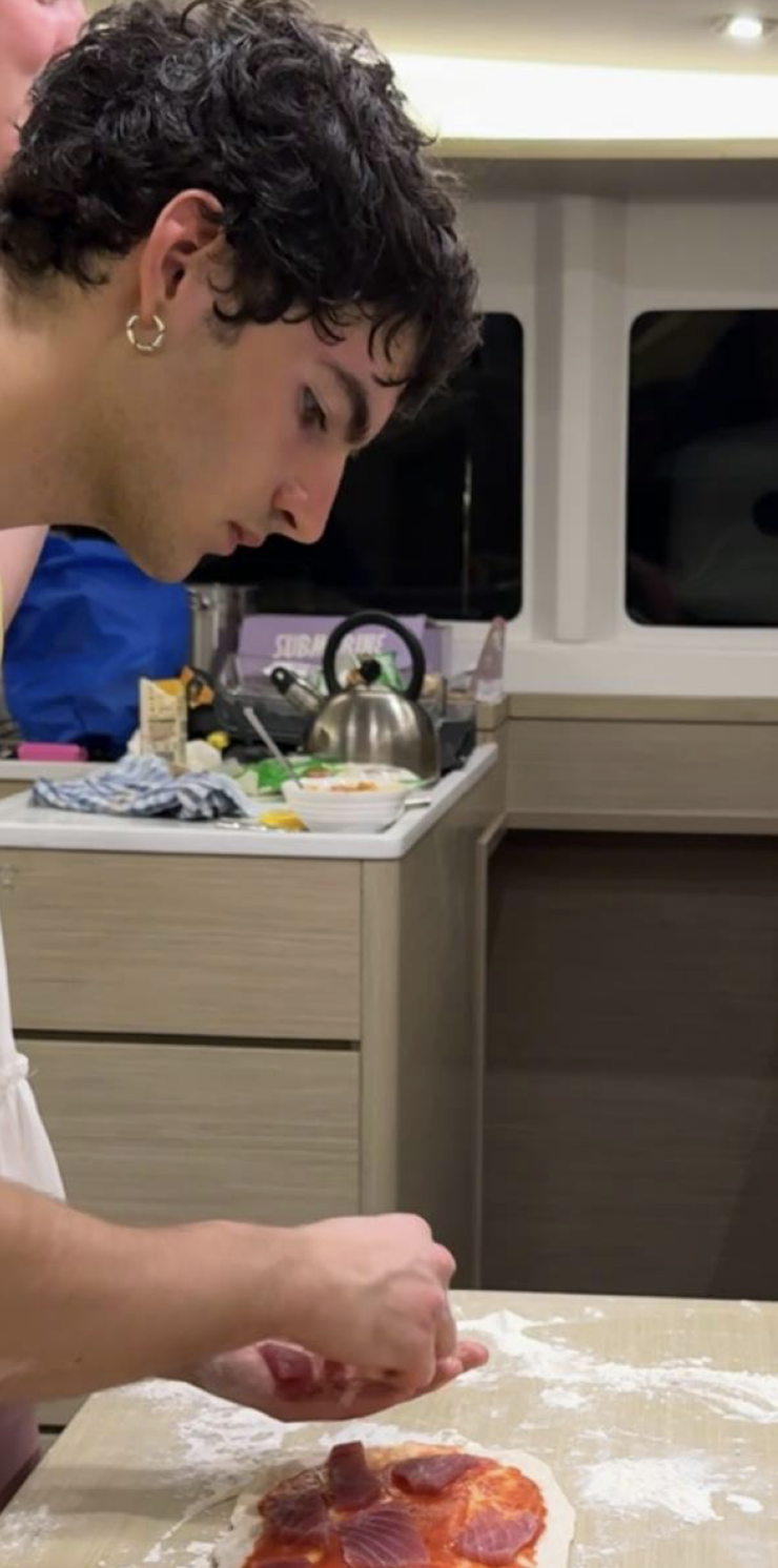 Борис готовит пиццу