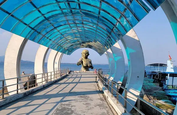 Синий арочный пирс Ко Самет с золотой статуей в конце и морем по бокам