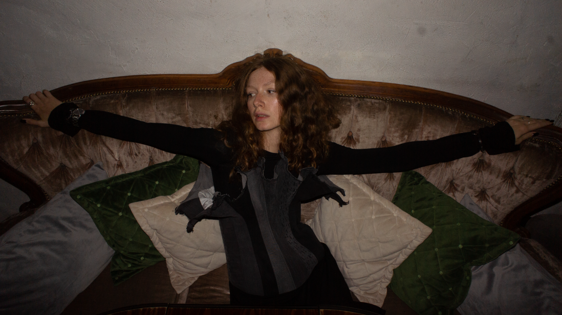 Настя Петяхина в одежде 'RISHI. В баре Гусары.