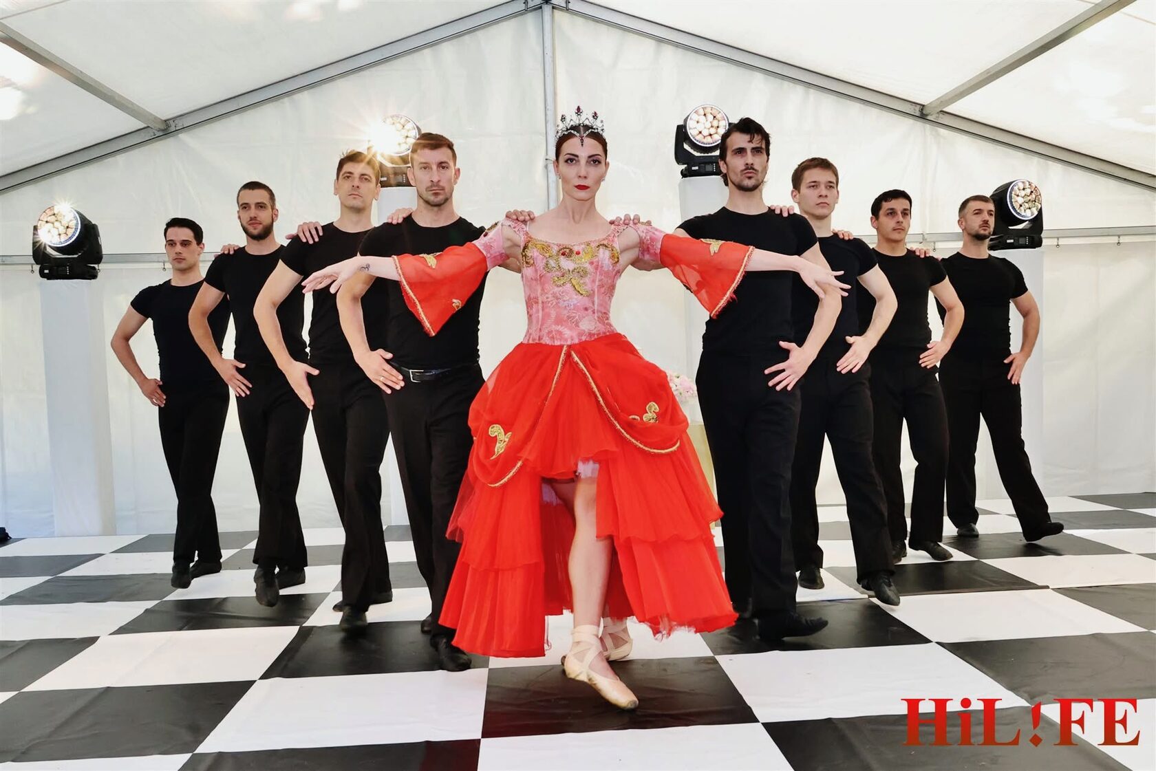 Изпълнение на танц част от програмата на партито на SSG „Alice in Wonderland“в Двореца Врана