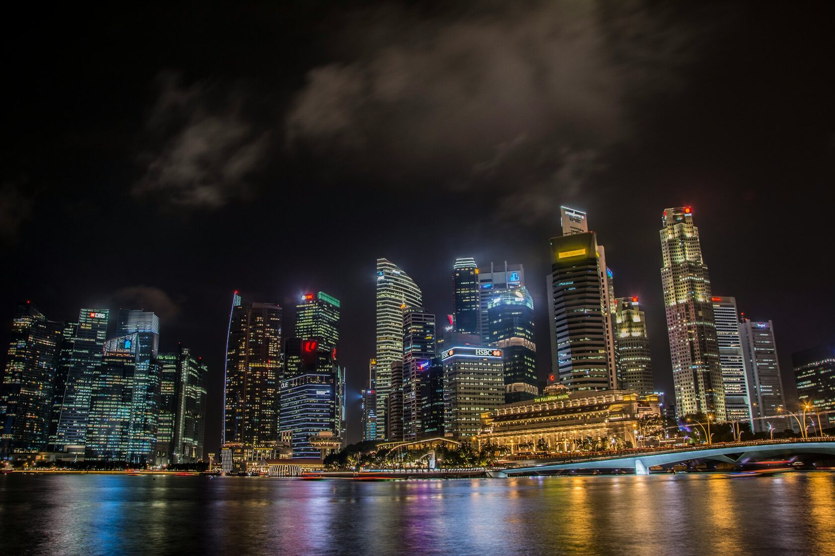 Marina Bay Sands в свете ночного города