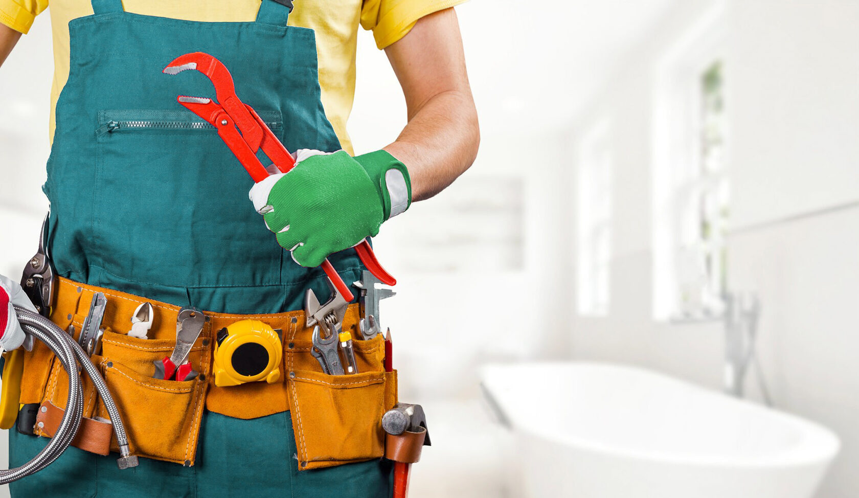 Сантехник с разводным ключом