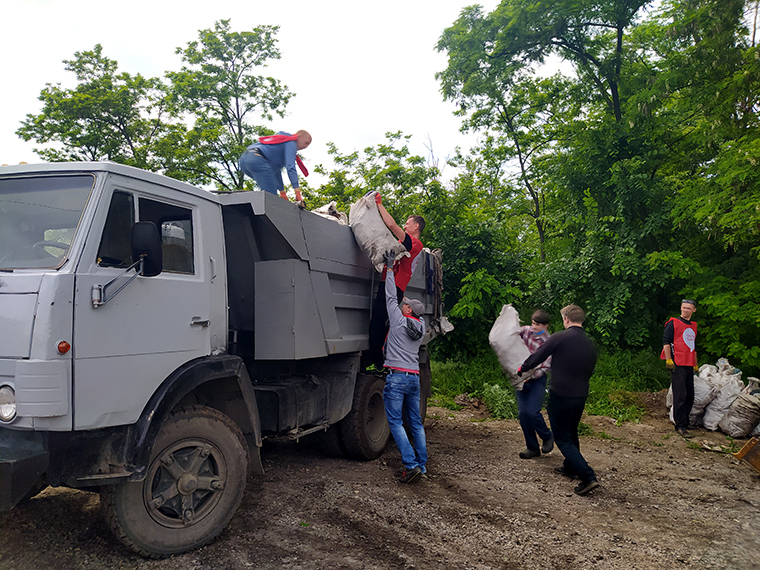 Активисты Партии Шария ликвидировали стихийную свалку в лесу - фото