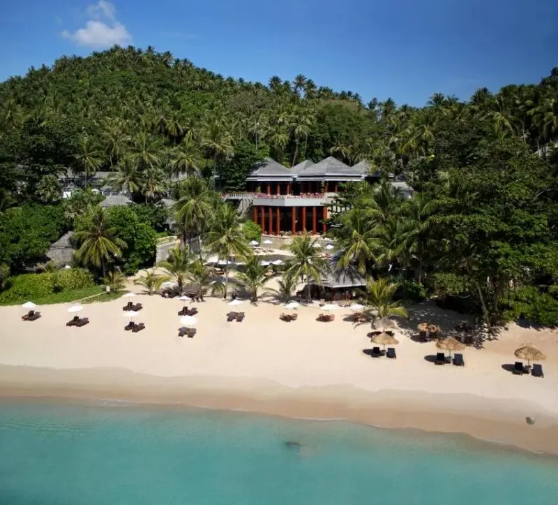 The Surin Phuket на пляже Панси среди тропического парка