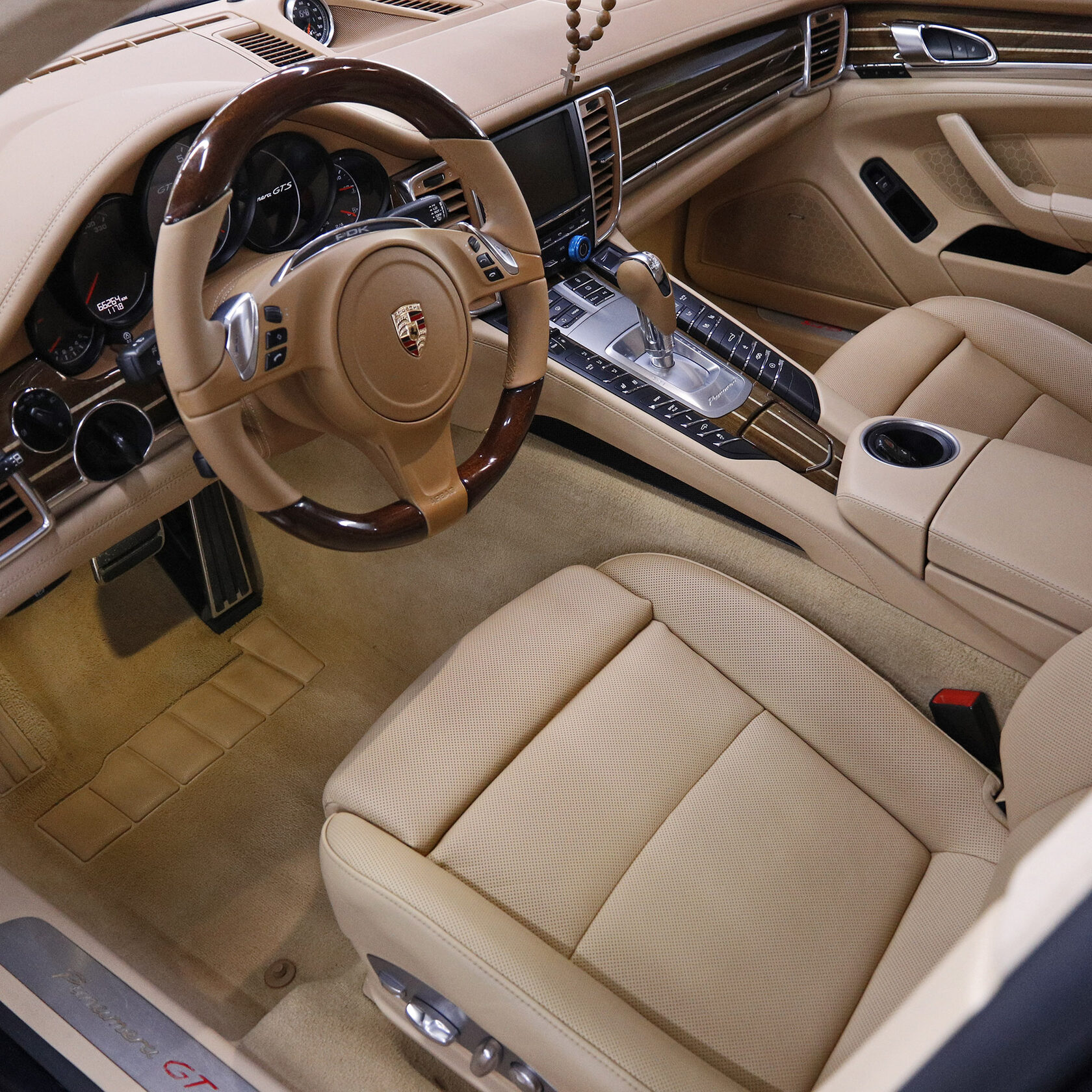 Porsche Panamera после химчистки и реставрации кожи