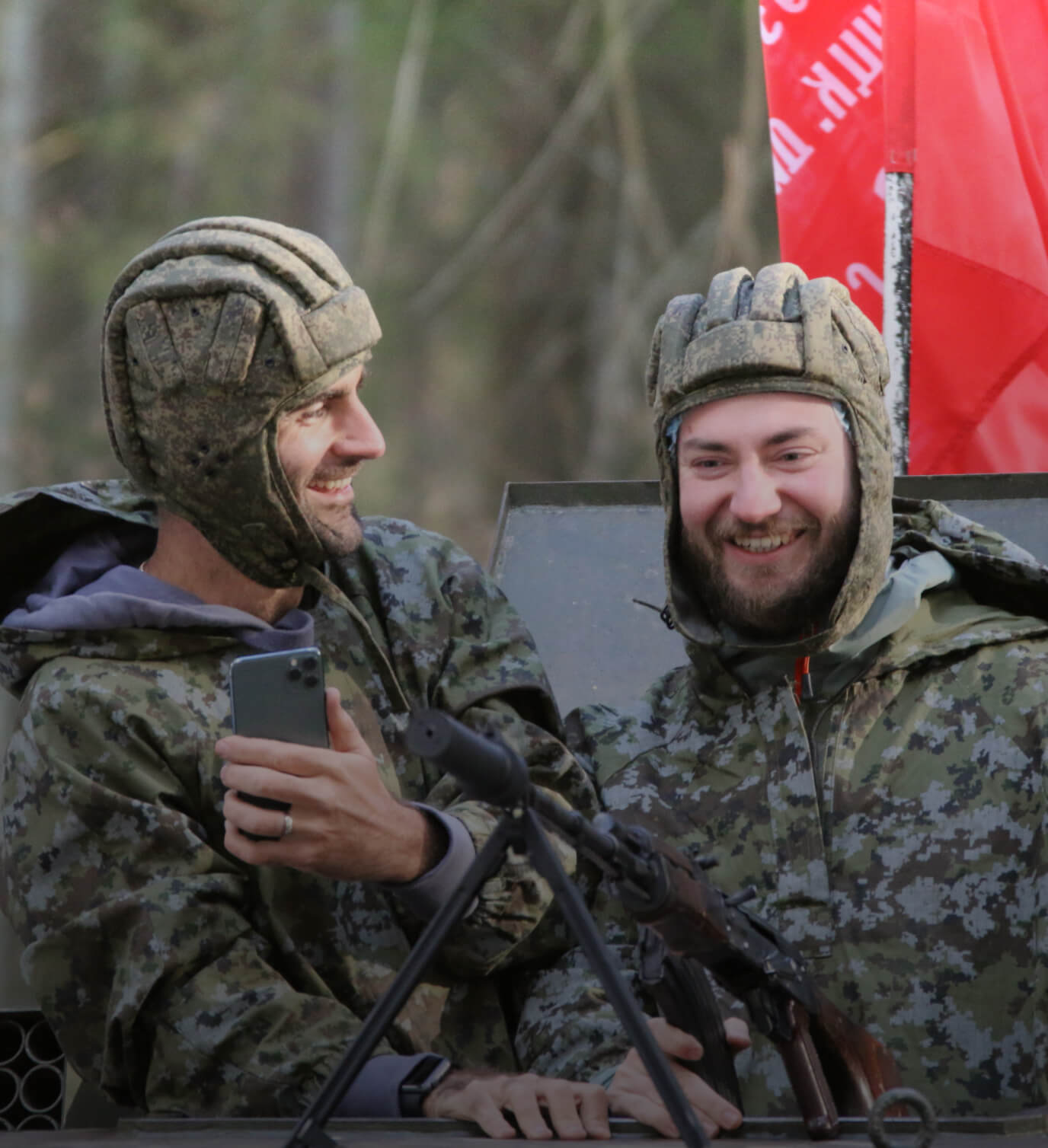 Двое участников программы АрматаТур в танковых шлемах