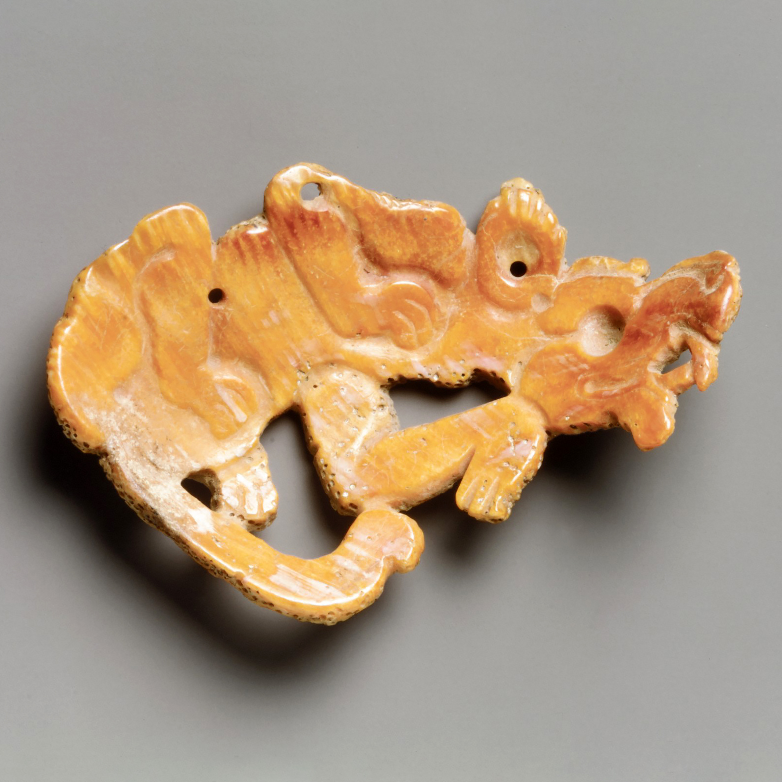 Медальон в виде собаки. Майя, 7-8 вв. н.э. Коллекция The Metropolitan Museum of Art.