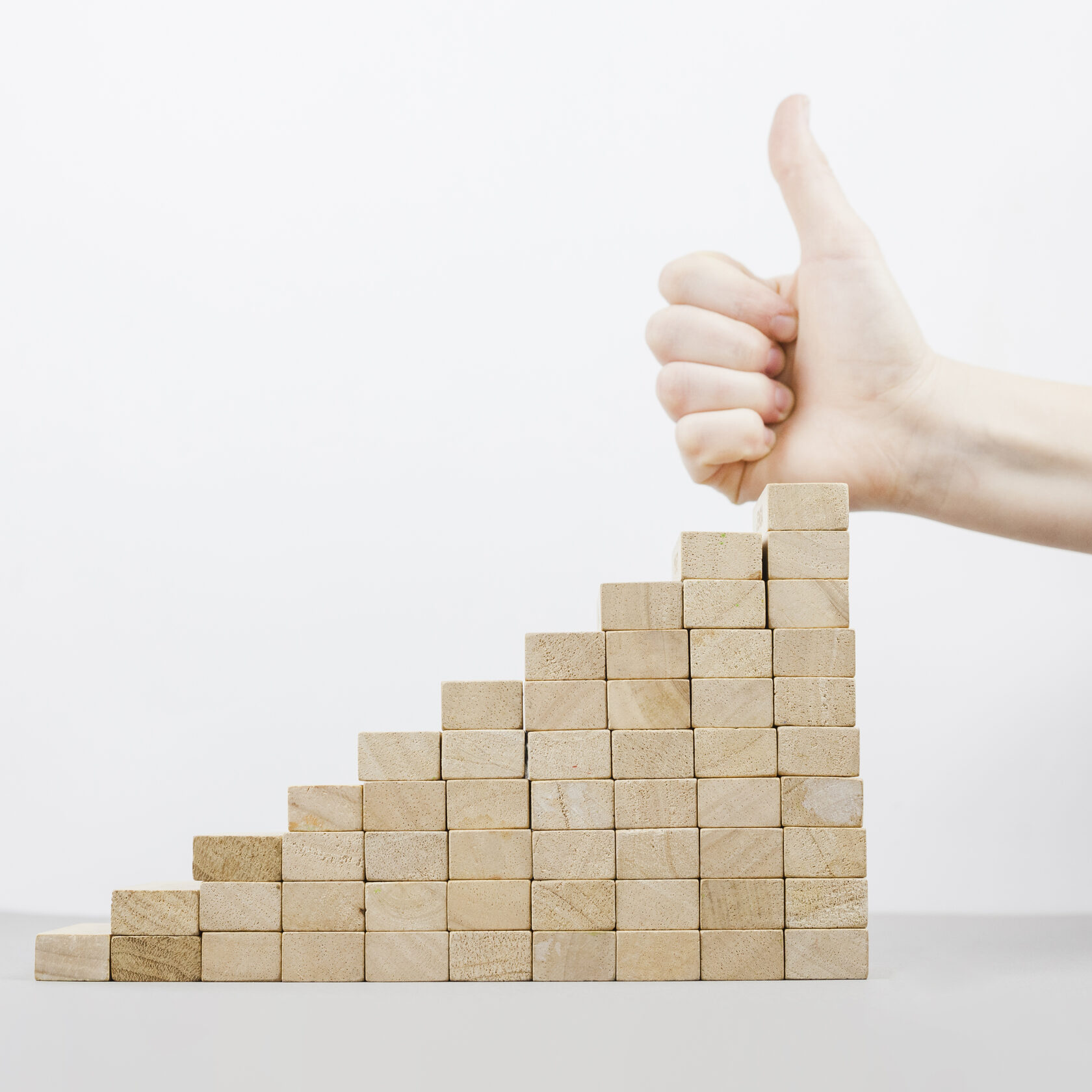 башенка из деревянных брусочков, палец вверх