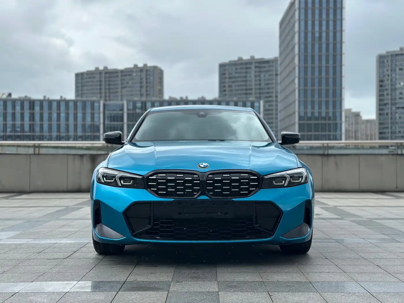 BMW 325Li G28 2023 M Sport Night Package — вид спереди, фары и передний бампер синего седана