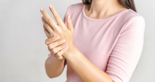 Причины онемения среднего пальца на правой руке: основные факторы