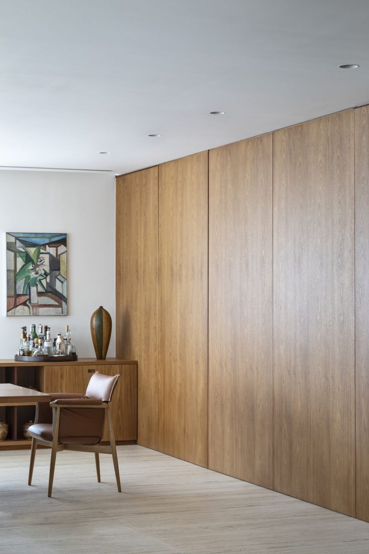 Просторная зона, демонстрирующая сочетание современной мебели и дубовых панелей.