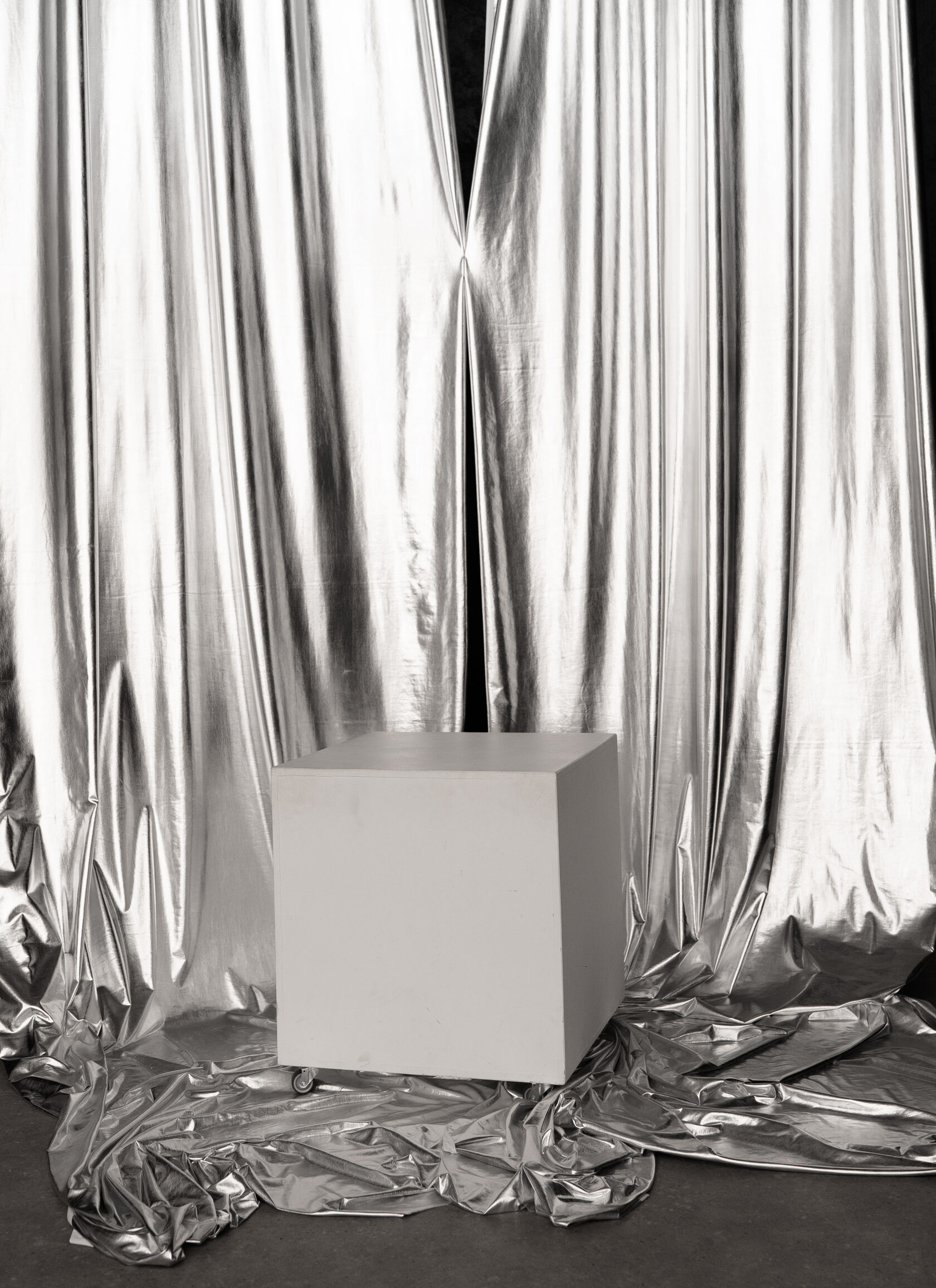 Черный диван на латексном фоне в зале black в Фотостудии в Липецке