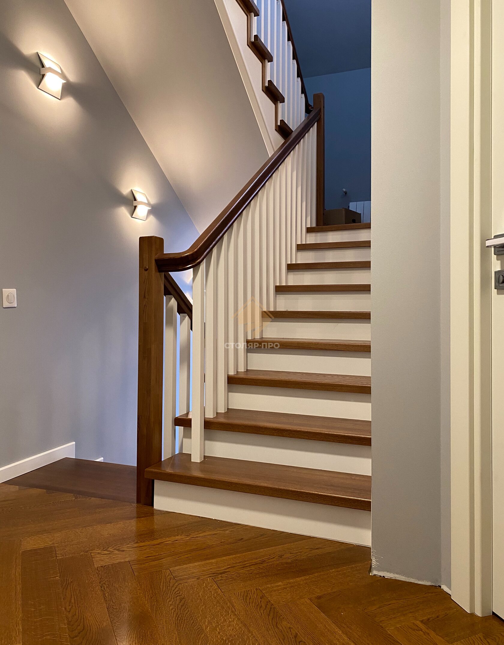 Отделка металлической лестницы, облицовка деревом металлического ...