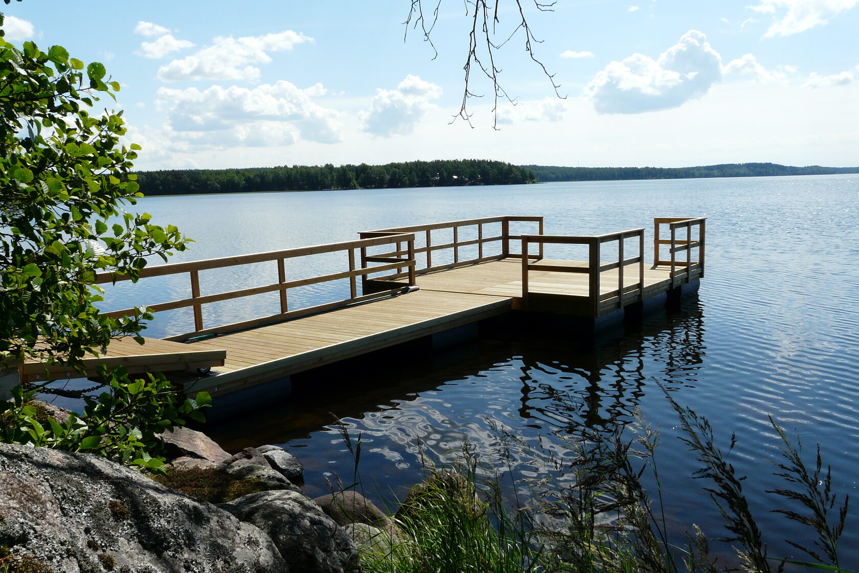 Плавучий причал с понтонной площадкой