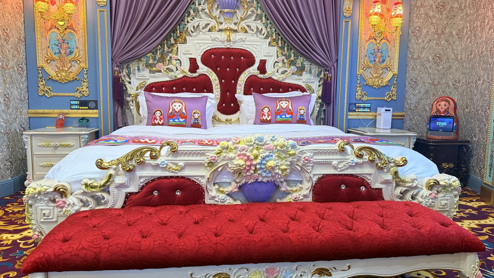 Кровать с резным изголовьем и подушками с матрешками