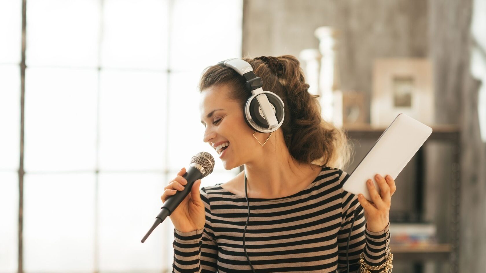 Взрослый ученик на занятии по вокалу