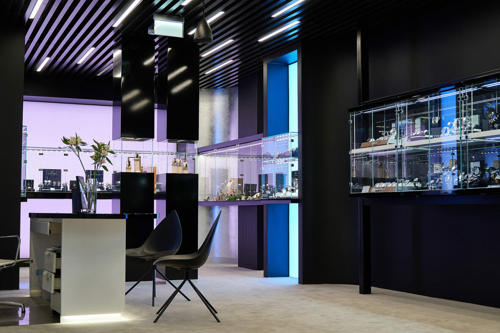 Стильный современный бутик с тёмным интерьером