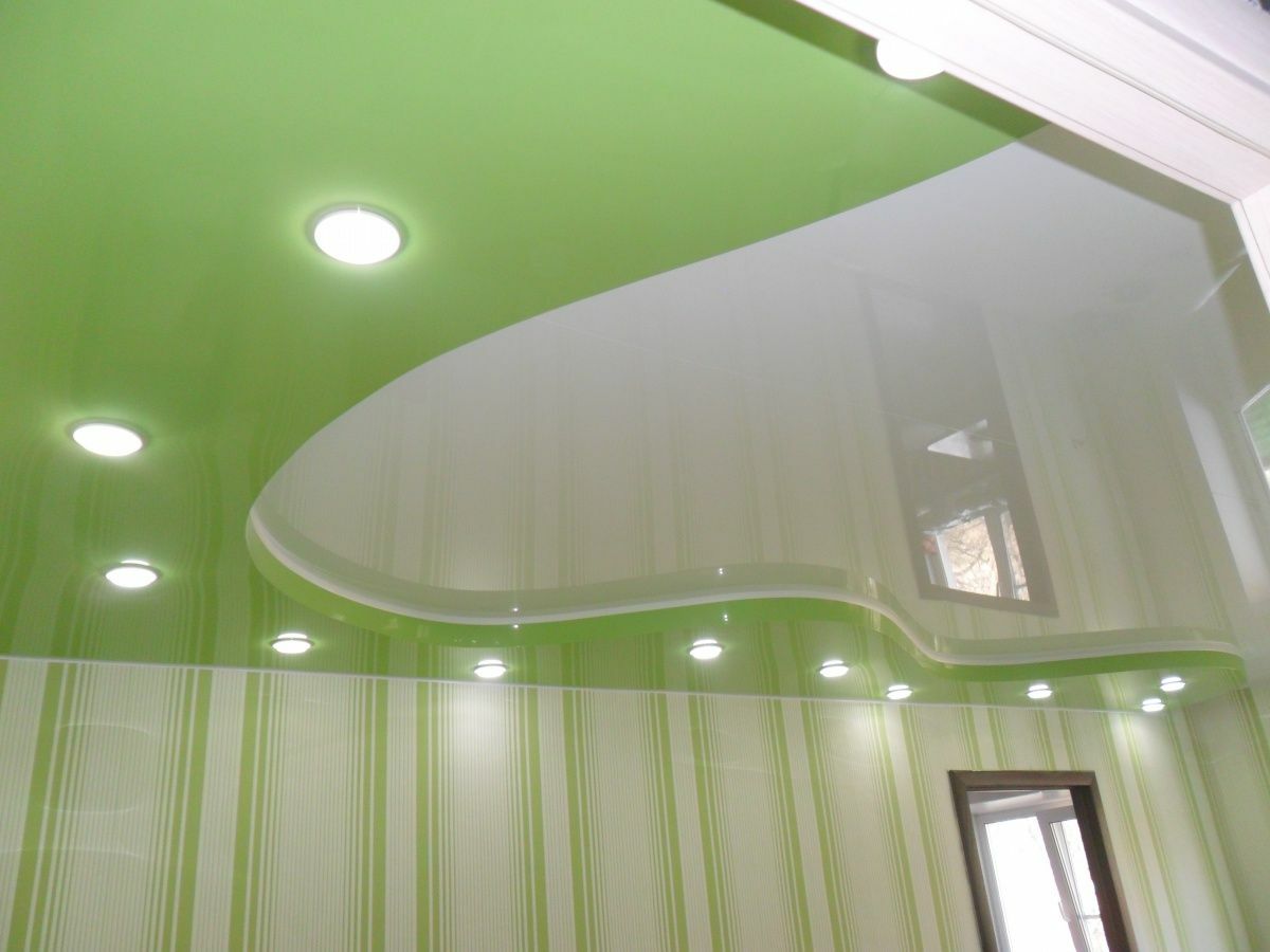 Потолки ньютон. Натяжные потолки. Зеленый натяжной потолок. Разноцветный натяжной потолок. Цветной подвесной потолок.