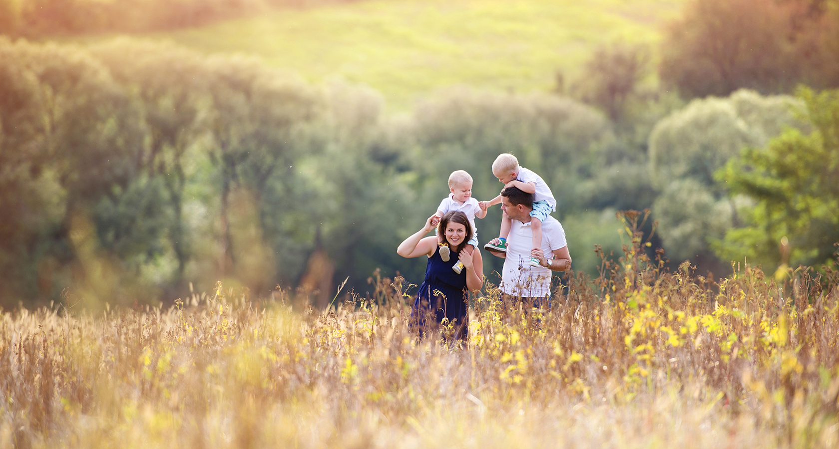 Счастливая семья в поле