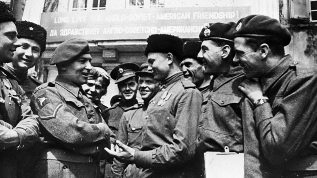 Исторический снимок встречи советских и американских солдат на мосту через Эльбу в 1945 году.