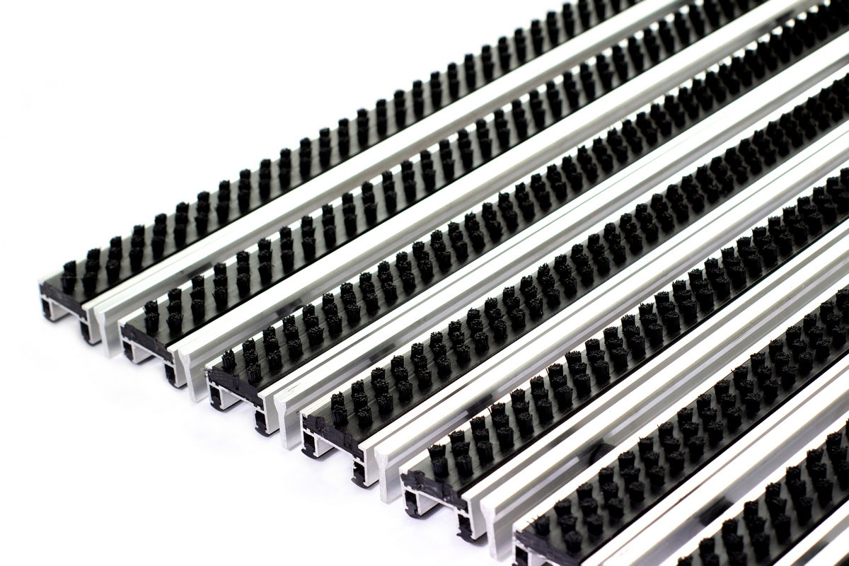 Придверная грязезащитная алюминиевая решетка “щетка-скребок”