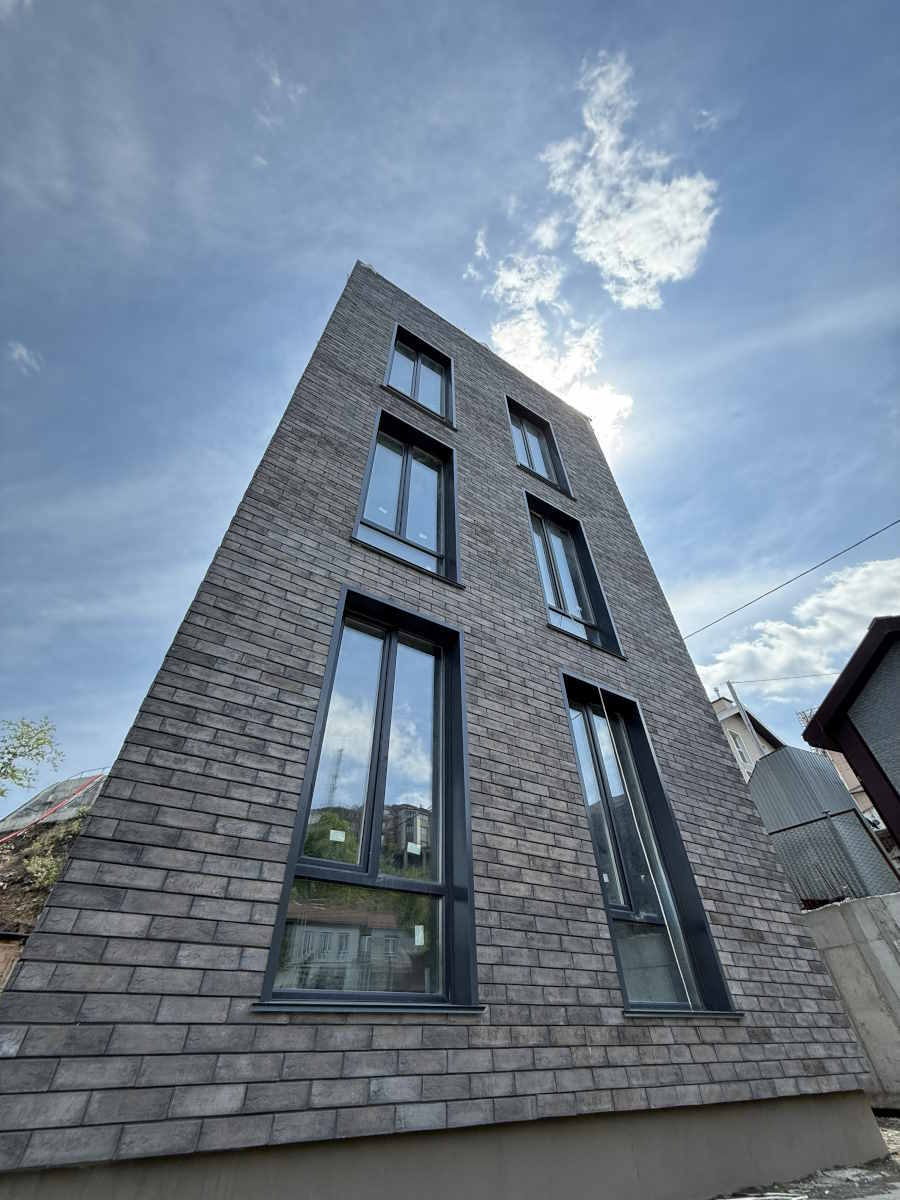 Офисное здание во Владивостоке с фасадом StoneHouse, общий вид