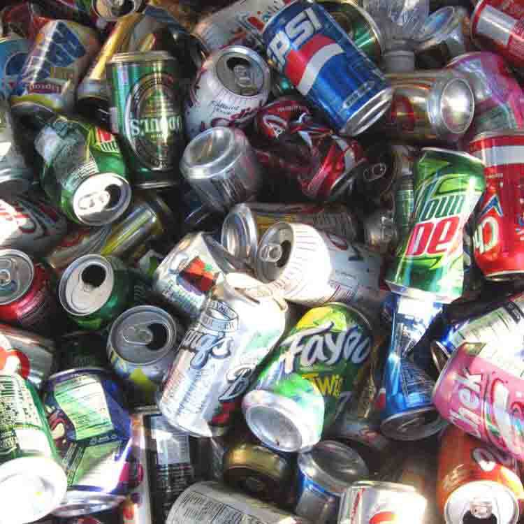 газировка в баночках. алюминиевая банка из под кока колы. банки из под напитков. напиток в прозрачной баночке. жестяные банки газировки.