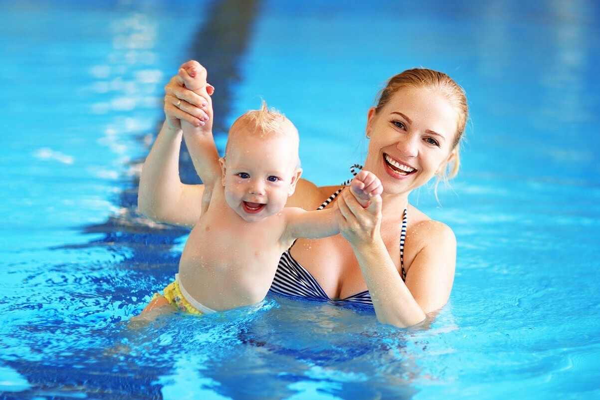 Купаться м. Дети в бассейне. Бассейн для малышей. Грудничковое плавание. Грудничковое плавание в бассейне.
