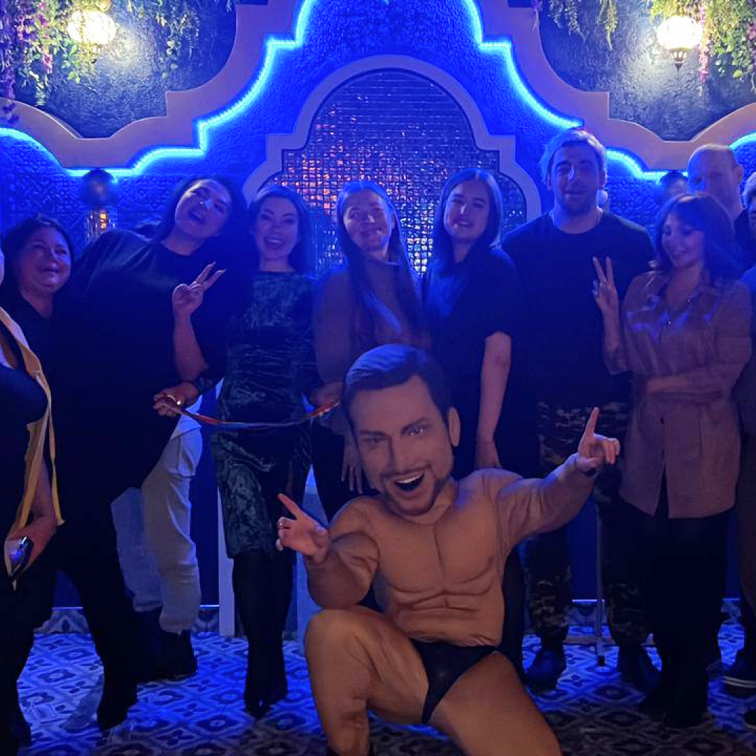 Человек праздник. Яркая вечеринка. День рождения вечеринка. Тематический вечер. Тематическая вечеринка в стиле.