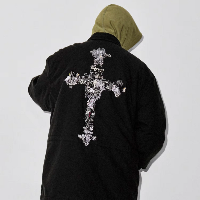 SUPREME — купить оригинальные вещи, коллекции и аксессуары | MANIA
