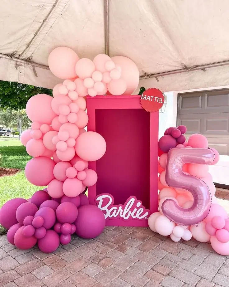 Розовая фотозона Barbie с шарами и объёмной цифрой 5