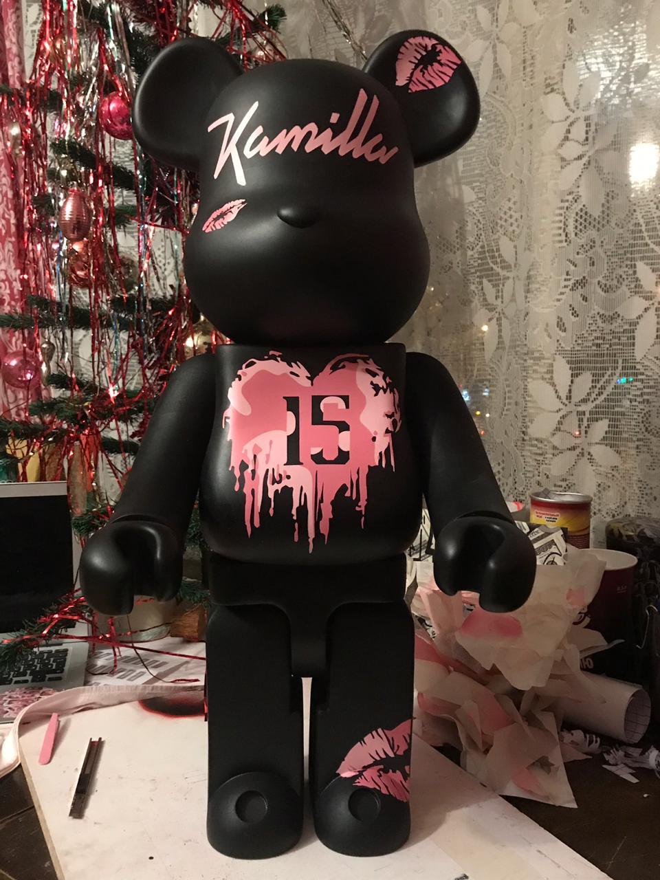 Мишка кавс. Медведь Bearbrick KAWS. Bearbrick Кавс. Bearbrick Dior. Картина KAWS И Bearbrick.