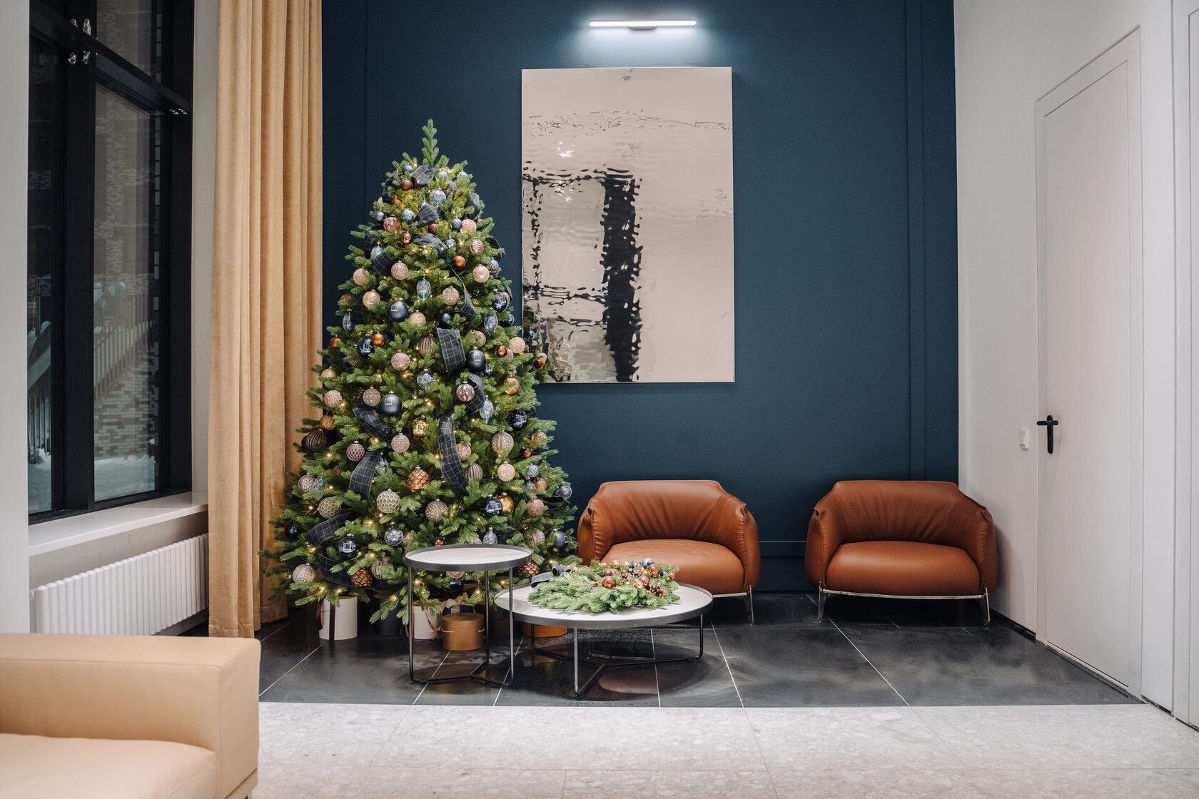 новогоднее оформление офисов, новогоднее оформление 2026, тренды новогоднего декора 2026