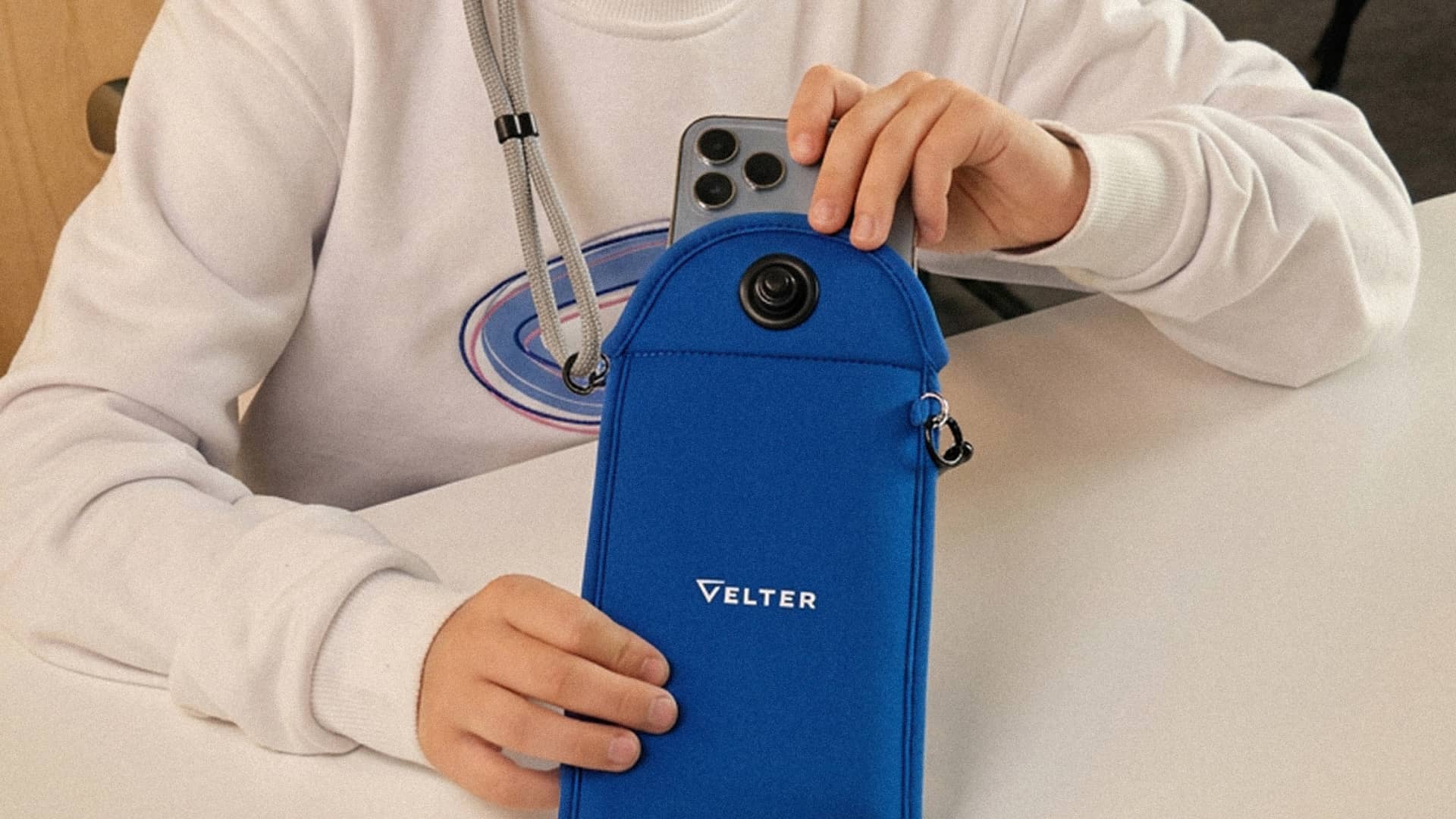 Чехол Velter с магнитным локером для школ