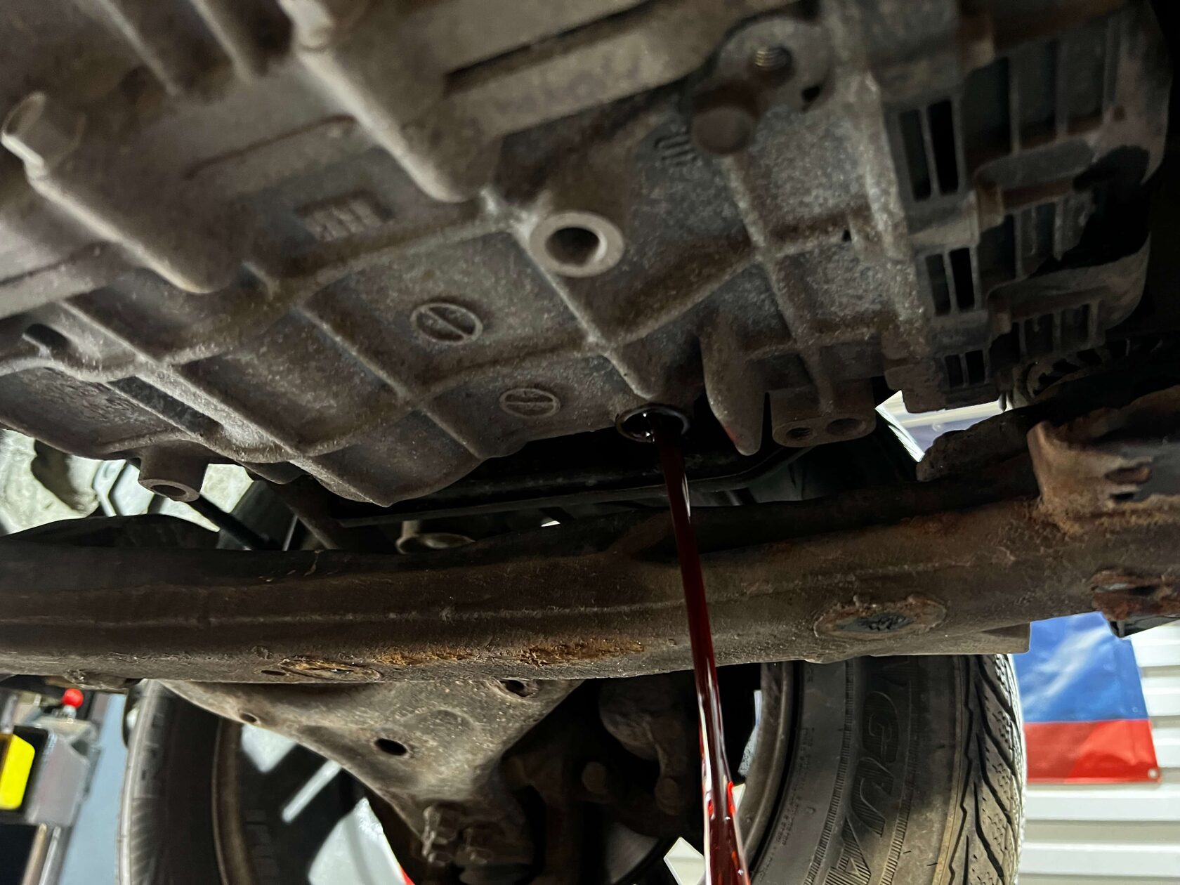 Слив масла через сливную пробку