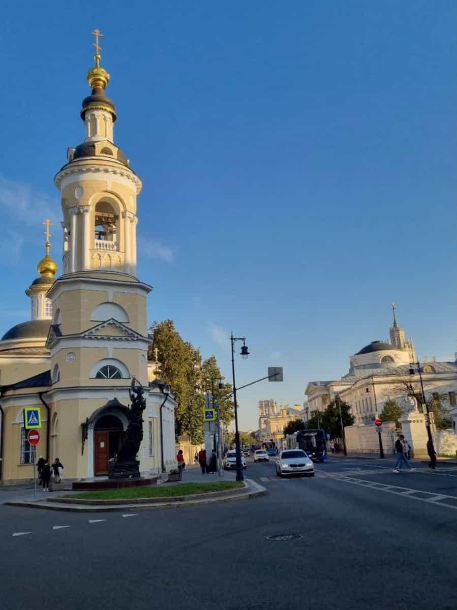 Церковная колокольня над улицей в районе Хитровки